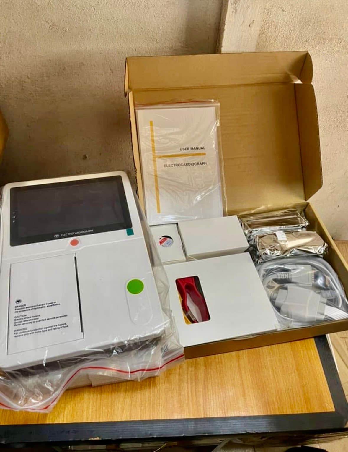 Portable Electrocardiograph (ECG/EKG Machine)